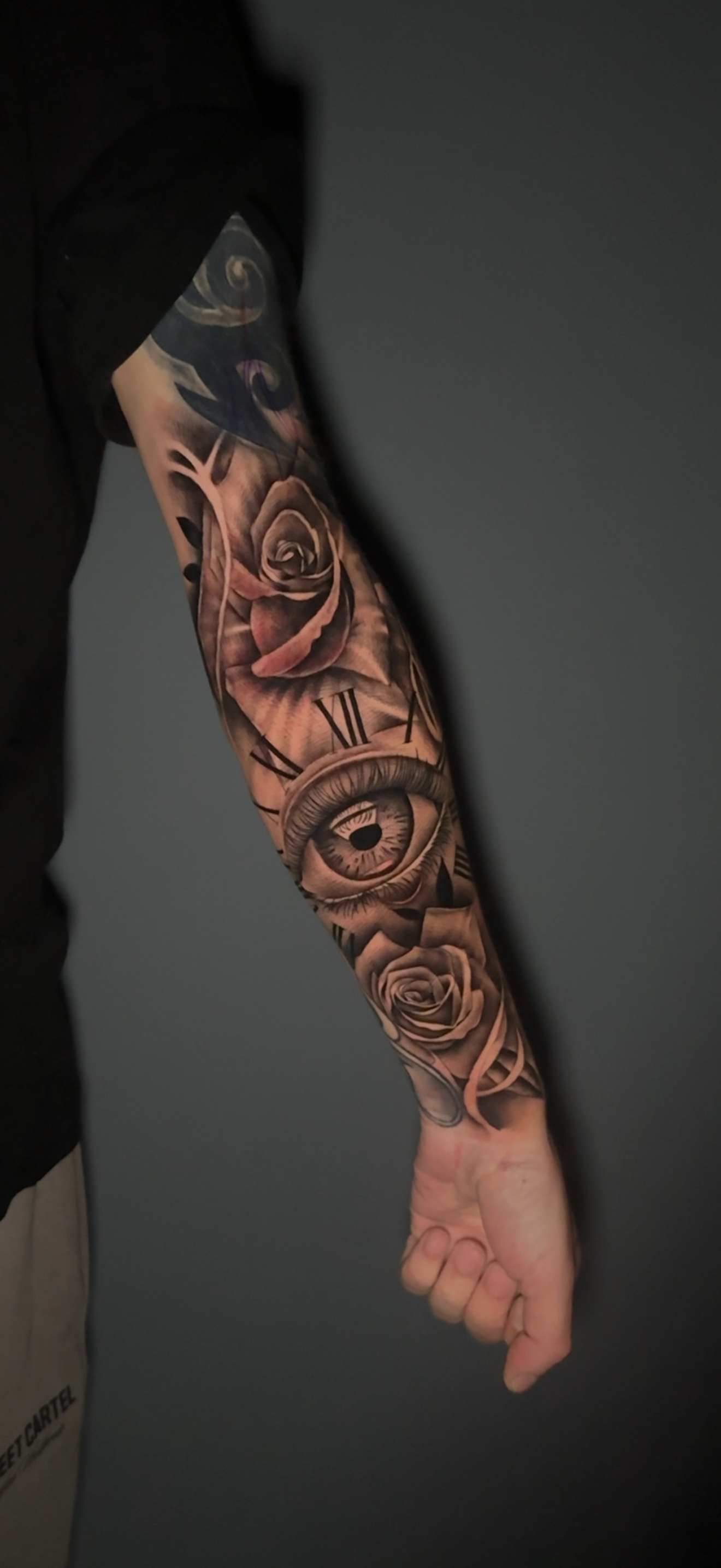Tattoo mit Rosen, Uhr und Auge am Arm – Cataleya Ink