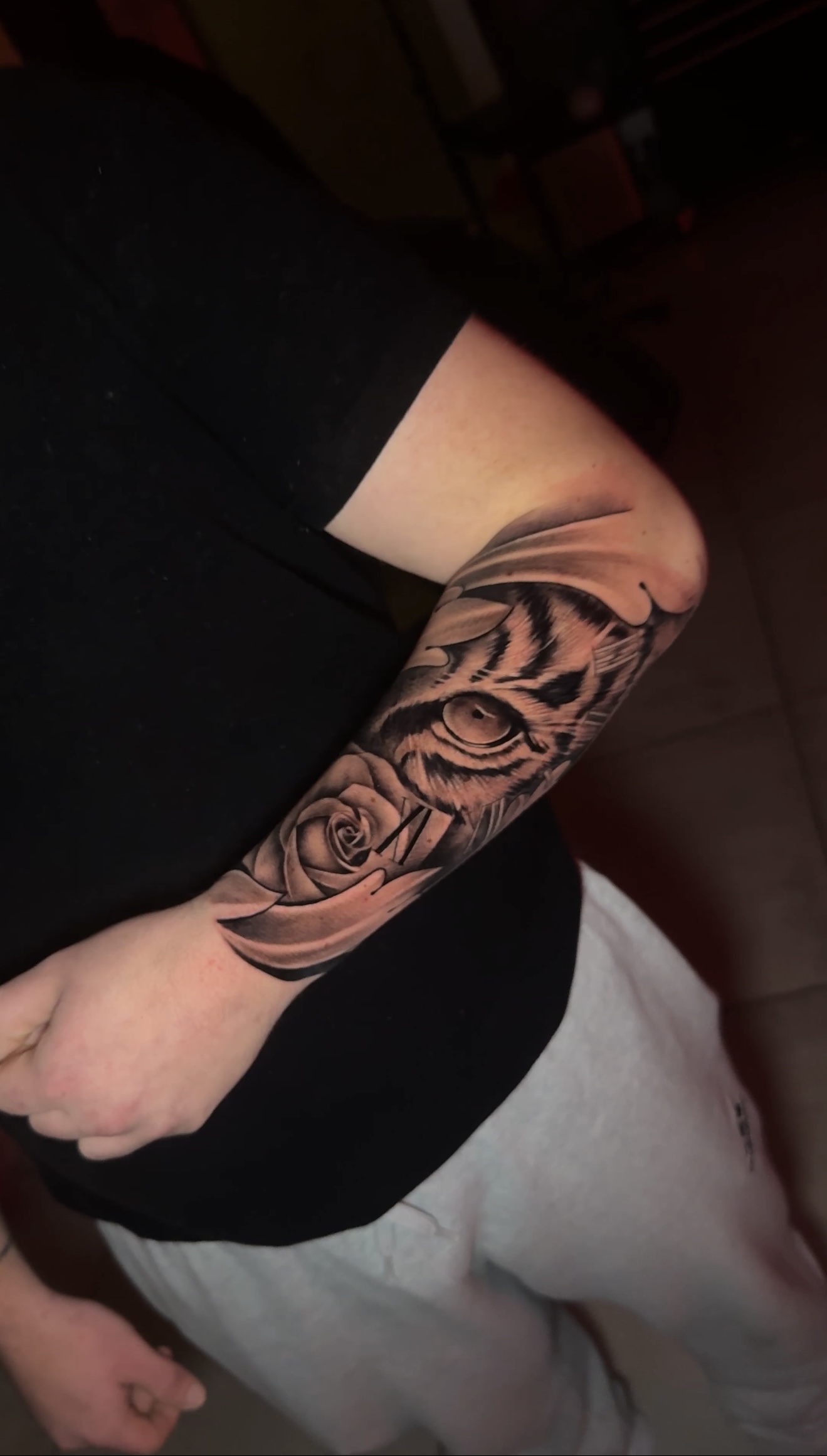Tattoo mit Tigerauge und Rose am Arm – Cataleya Ink